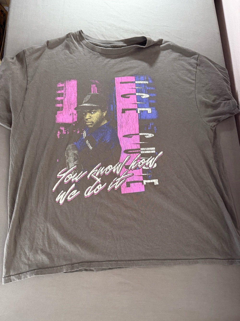Men’s Gray Graphic Short-Sleeve Tee with Pink & Blue Print
